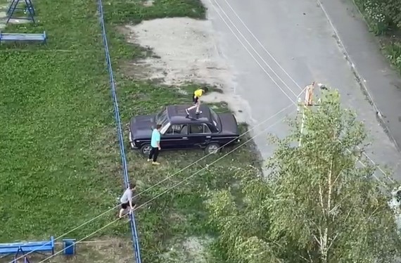 В Терновке ребёнок пробежался по крыше автомобиля и спрыгнул на капот