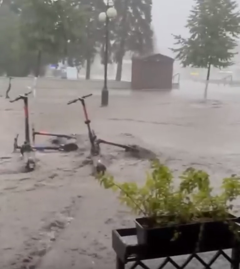 В Пензе на Московской улице ливнем смыло электросамокаты