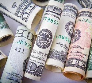 Курс доллара и евро повысили на 4 рубля