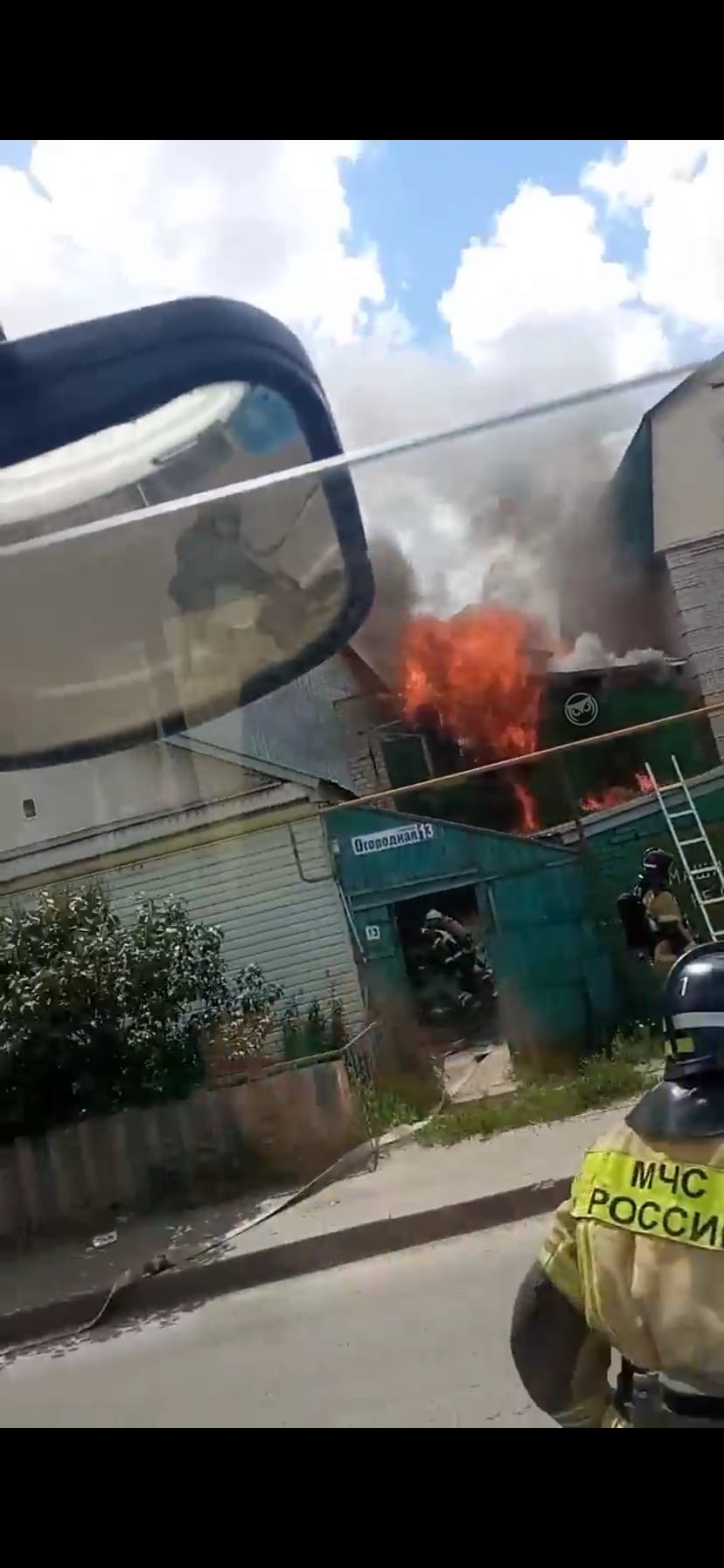 В Пензе 37 пожарных тушили чердак на улице Огородной