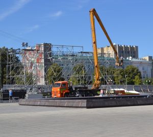 Провал на углу Красной и Чкалова в областном центре устранят до середины августа