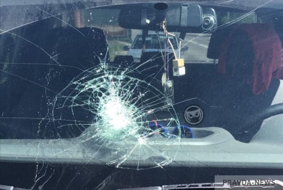 В Арбеково выброшенная из автомобиля бутылка разбила лобовое стекло встречного автомобиля