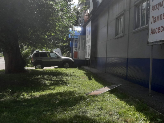 В СУ СК поделились фотографиями с места падения трехлетней девочки