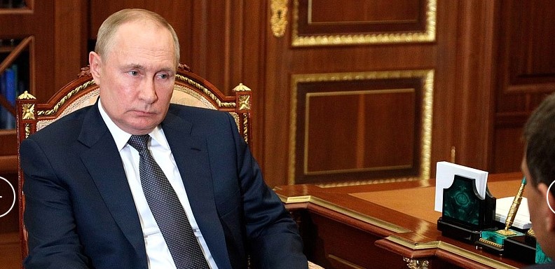 Президент Путин подписал закон о наказании за незаконный выезд россиян, допущенных к гостайне