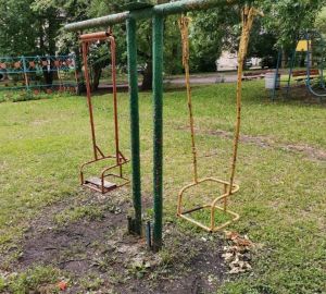 В пензенском дворе дети вынуждены кататься на качелях без сидений