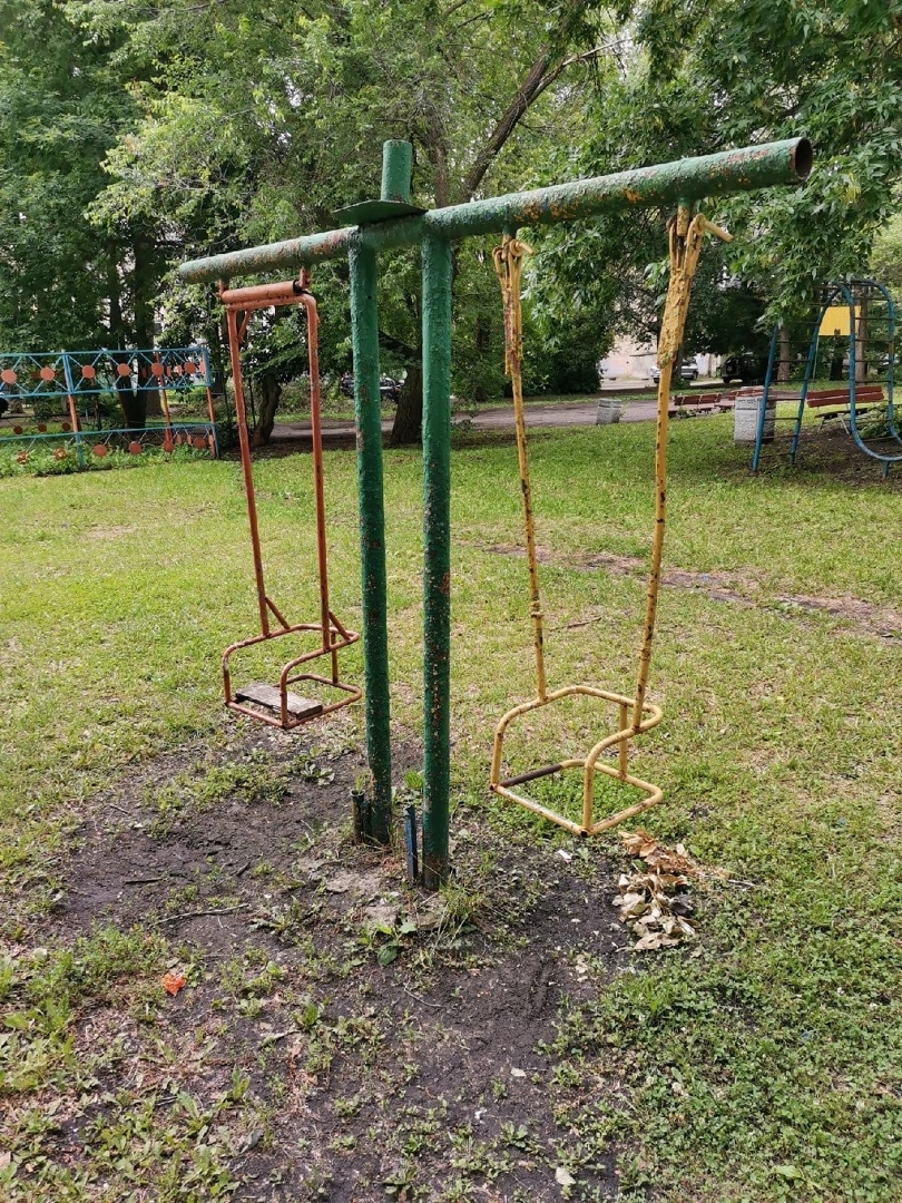 В пензенском дворе дети вынуждены кататься на качелях без сидений