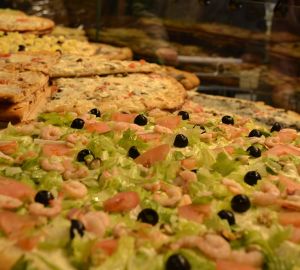 Магазин интернет-доставки «Торнадо» предлагает 3 больших пиццы за 999 рублей