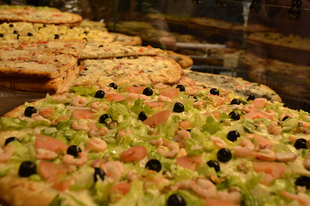 Магазин интернет-доставки «Торнадо» предлагает 3 больших пиццы за 999 рублей