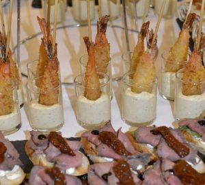 Летние блюда на мангале: как быстро приготовить креветки в апельсиново-имбирном маринаде на решетке