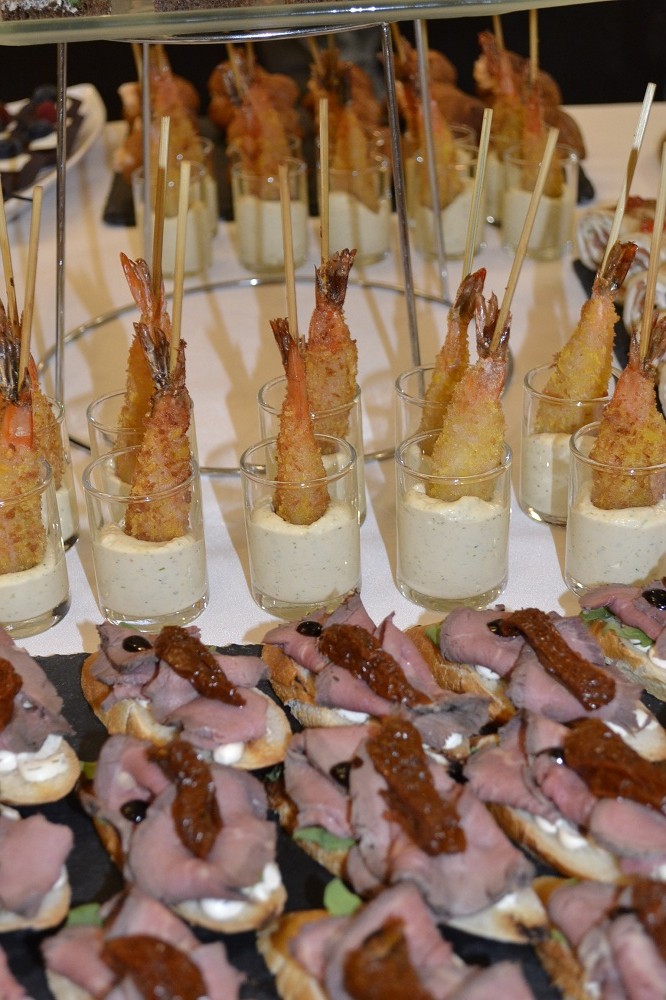 Летние блюда на мангале: как быстро приготовить креветки в апельсиново-имбирном маринаде на решетке