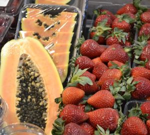 Как выбирать ягоды и фрукты в магазине, чтобы не разочароваться дома