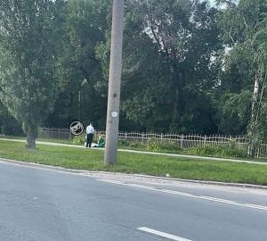 Пензенцы сообщили о мертвом человеке на пешеходной дорожке