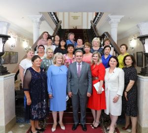 Пензенский Заксобр посетили семьи, которые взяли под опеку 200 детей и спасли школу