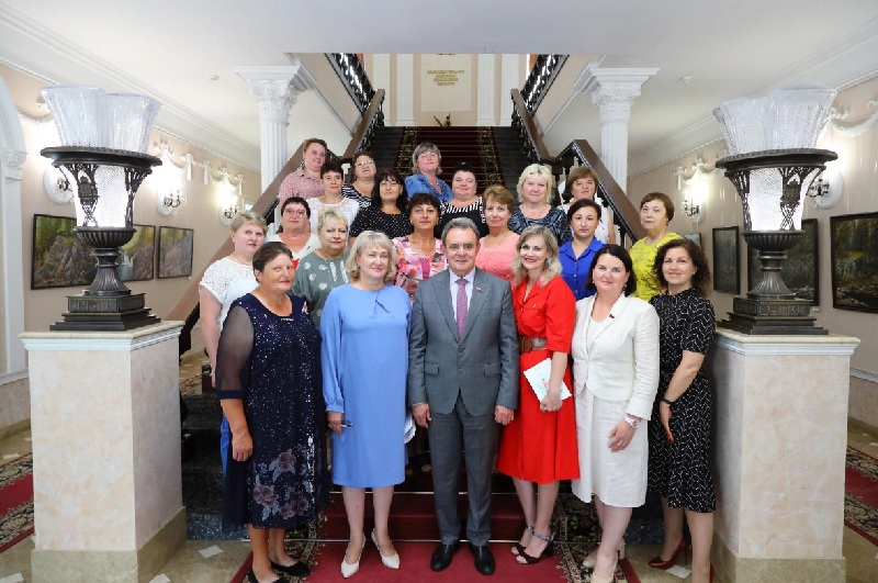 Пензенский Заксобр посетили семьи, которые взяли под опеку 200 детей и спасли школу