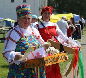 Тихвинская ярмарка в Кузнецком районе удивила гостей из Петербурга