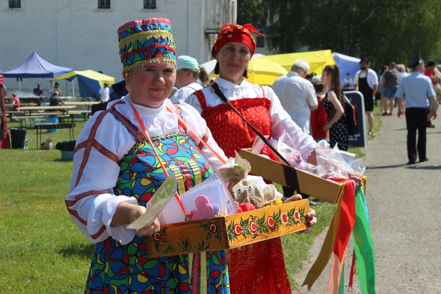 Тихвинская ярмарка в Кузнецком районе удивила гостей из Петербурга