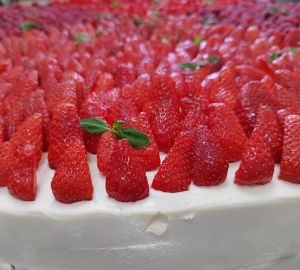 Легкий желейный творожно-молочный торт с клубникой к летнему столу