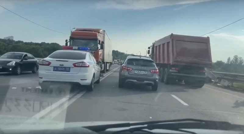 В ГИБДД прокомментировали жуткую аварию с фурой и прицепом на М5