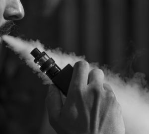 Представитель Минздрава предложил запретить продажу вейпов и электронных сигарет в России