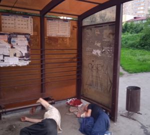 «Люди уже воют от этого безобразия!»: в Пензе на остановке Чкалова прямо на земле ночуют люди