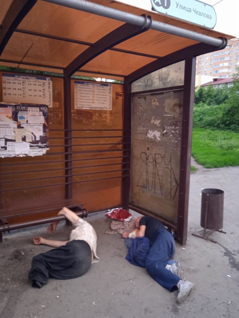 «Люди уже воют от этого безобразия!»: в Пензе на остановке Чкалова прямо на земле ночуют люди