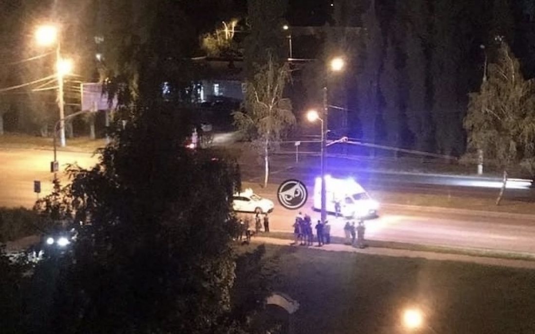 Сбитого вечером пешехода несли в карету скорой на носилках