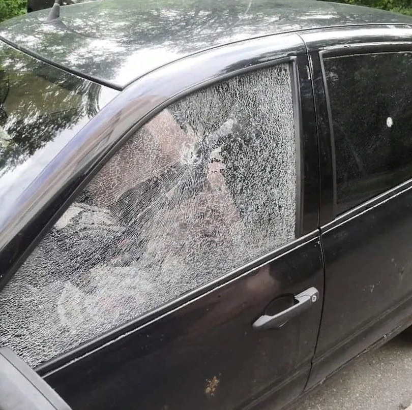 В Пензе неизвестные расстреляли легковушку из пневматического оружия