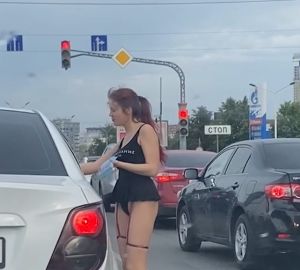 Полуголые девушки раздавали листовки водителям в центре города