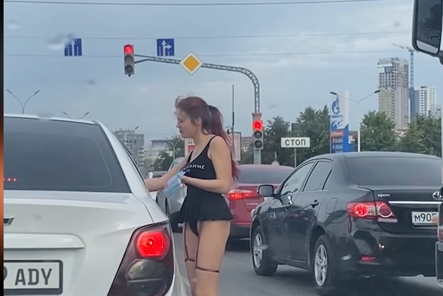 Полуголые девушки раздавали листовки водителям в центре города