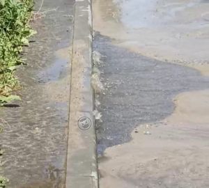 В Пензе из-под дорожного полотна бьют гейзеры, водителей призывают к осторожности