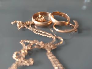 Сердобчанка украла золотое кольцо у приятеля во время застолья