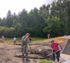 Сотрудники сердобской администрации присоединились к благоустройству территории  «Стелы города Сердобска»