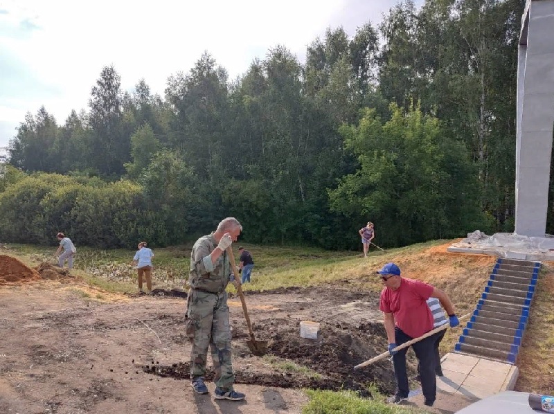 Сотрудники сердобской администрации присоединились к благоустройству территории  «Стелы города Сердобска»