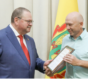 Губернатор Олег Мельниченко вручил благодарность сотруднику ГК «Дионис» ко Дню торговли