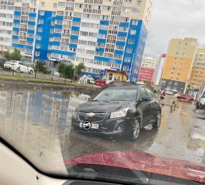 В Пензе открытый люк под дождевой водой стал ловушкой для автомобиля