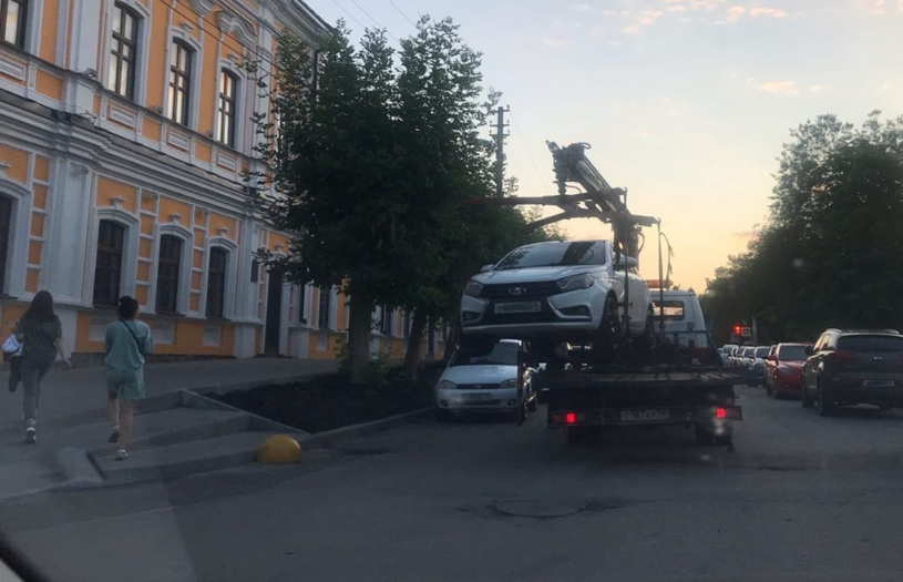 Пензенских автолюбителей предупредили о парковке в центре, где работает эвакуатор
