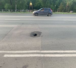 Пензенцев предупредили о дыре в асфальте на проспекте Победы