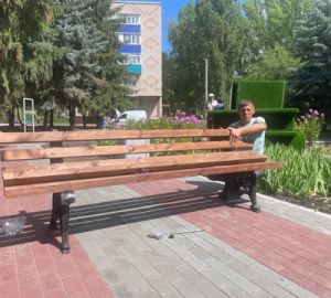 В Сердобском сквере имени Слепцова появились новые скамейки