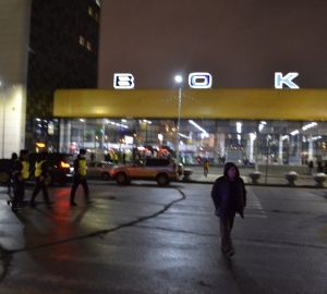 Пензенцы вынуждены катить чемоданы по проезжей части у станции вокзала