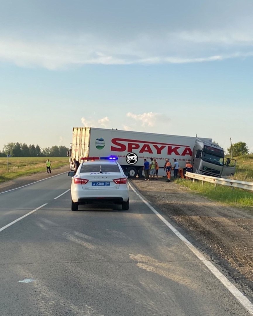 В Пензенском районе фуру развернуло поперек дороги