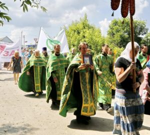 В Кузнецком районе в день памяти святых Петра и Февронии состоялся Крестный ход в защиту семейных ценностей