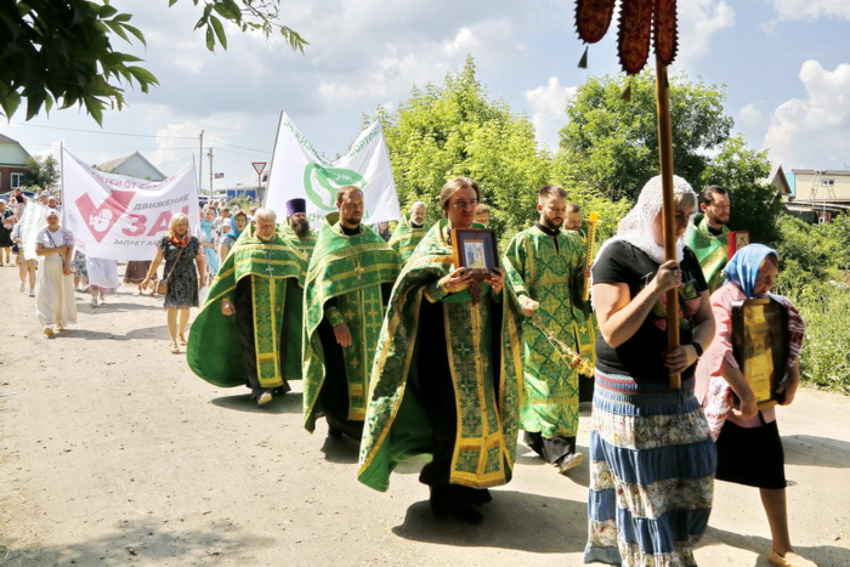 В Кузнецком районе в день памяти святых Петра и Февронии состоялся Крестный ход в защиту семейных ценностей