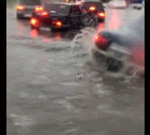 В центре Пензы авто не могут проехать из-за воды, залившей дорогу