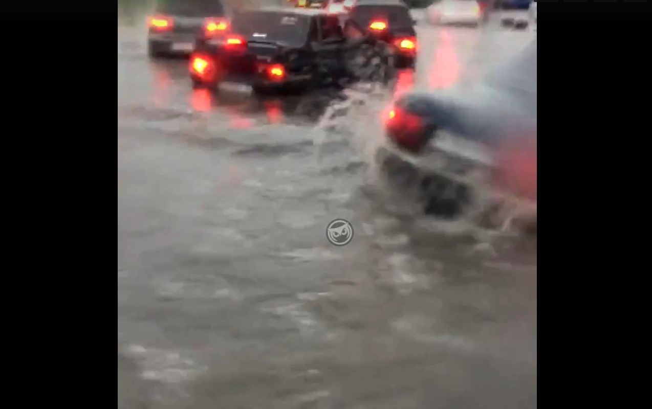 В центре Пензы авто не могут проехать из-за воды, залившей дорогу