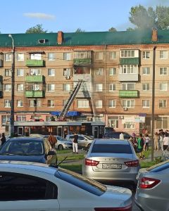 Эвакуированы 10 человек из полыхающей квартиры на Ленинградской