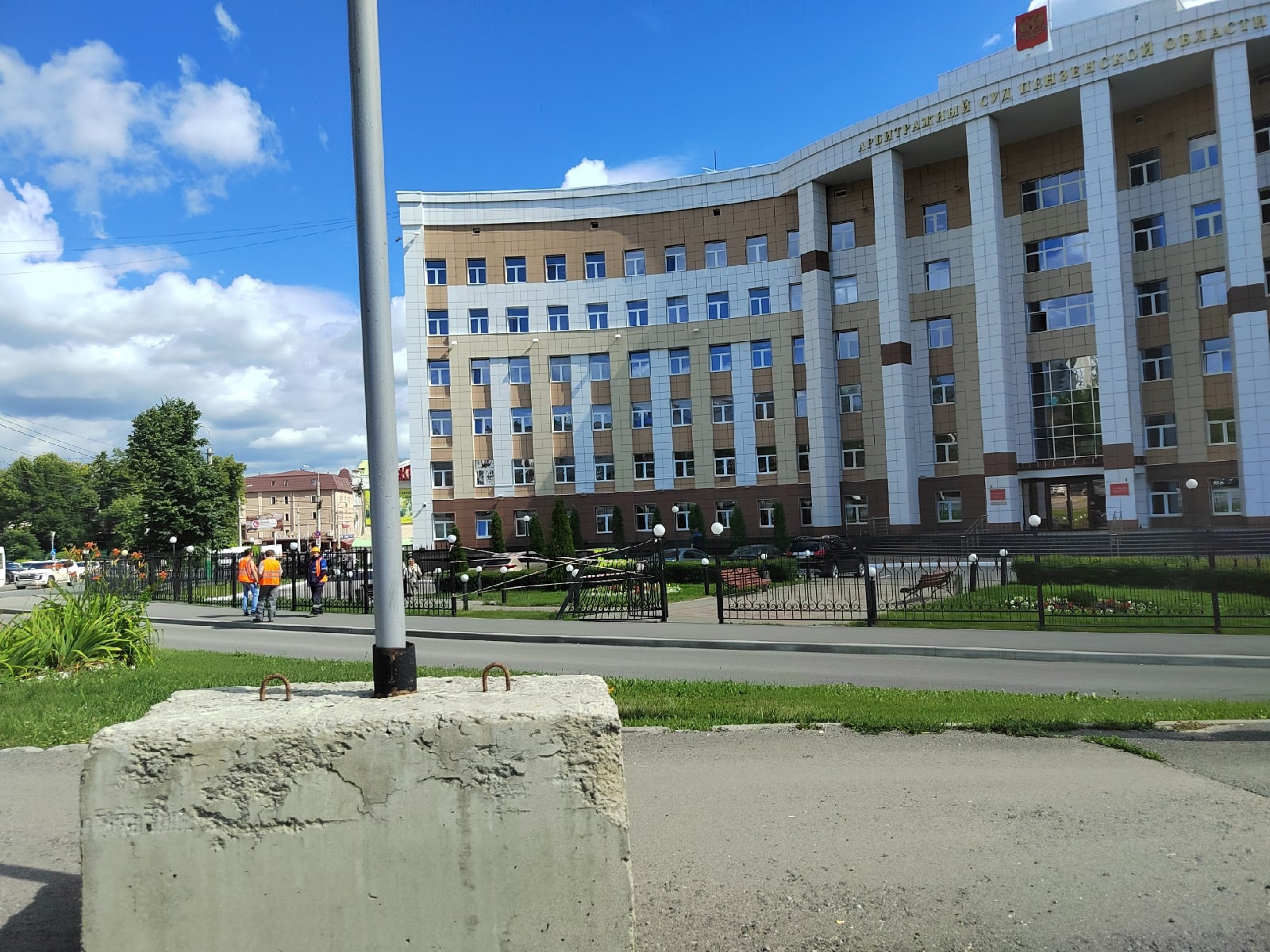 В Пензе у арбитражного суда рухнул забор