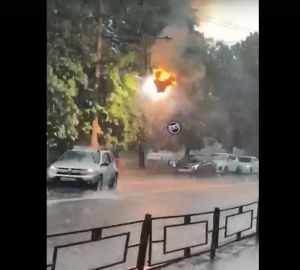 На Пушкина в ливень воспламенились провода