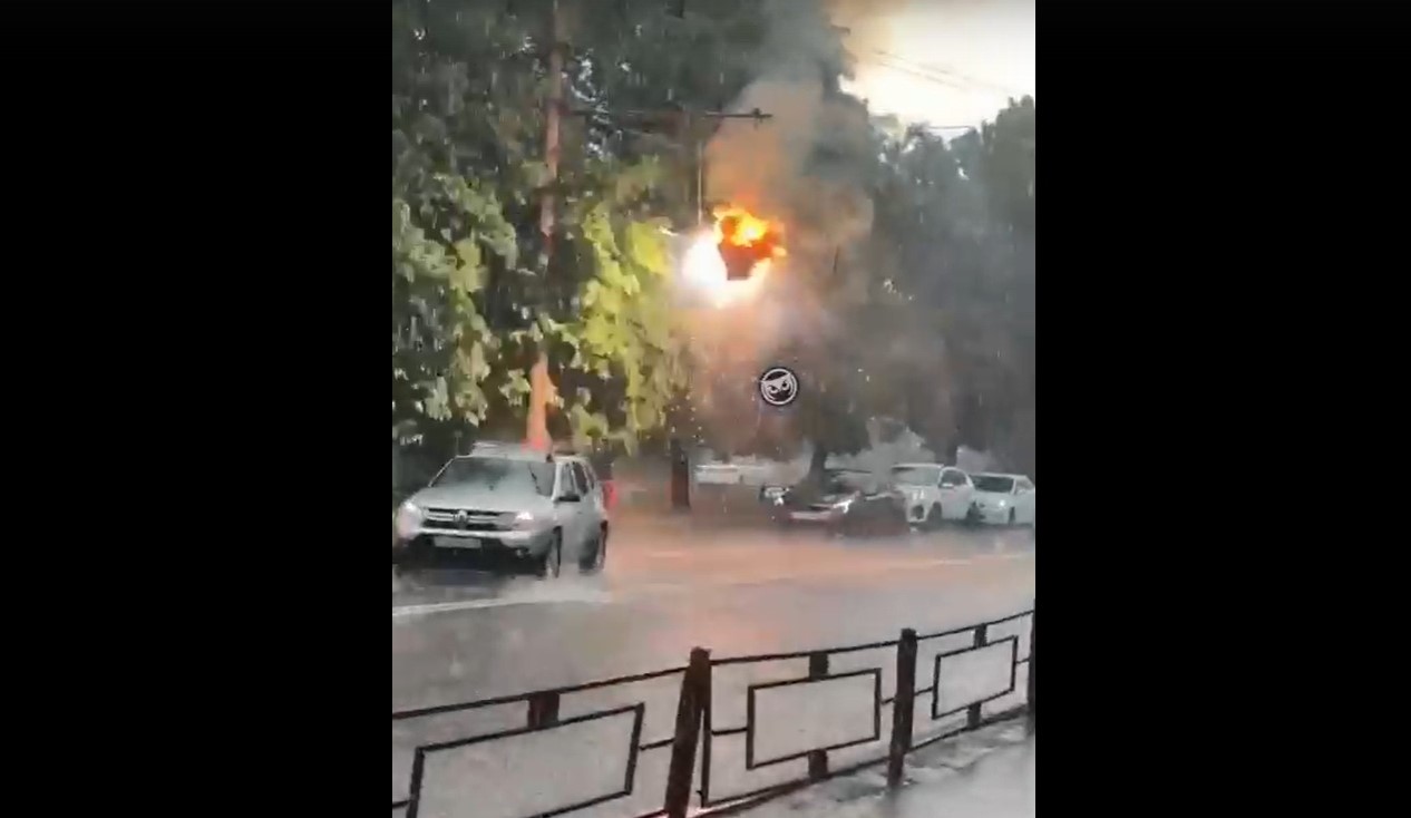 На Пушкина в ливень воспламенились провода