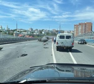 Автомобиль перевернулся на крышу в результате аварии на Измайловском путепроводе