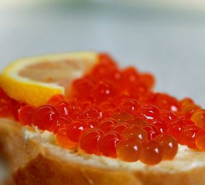 Россиянам рассказали, как выбрать качественную икру